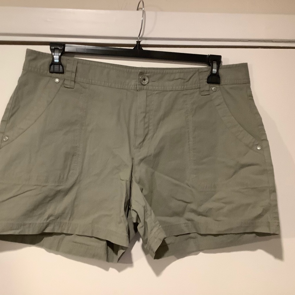 DKNY JEANS size 14 army green shorts